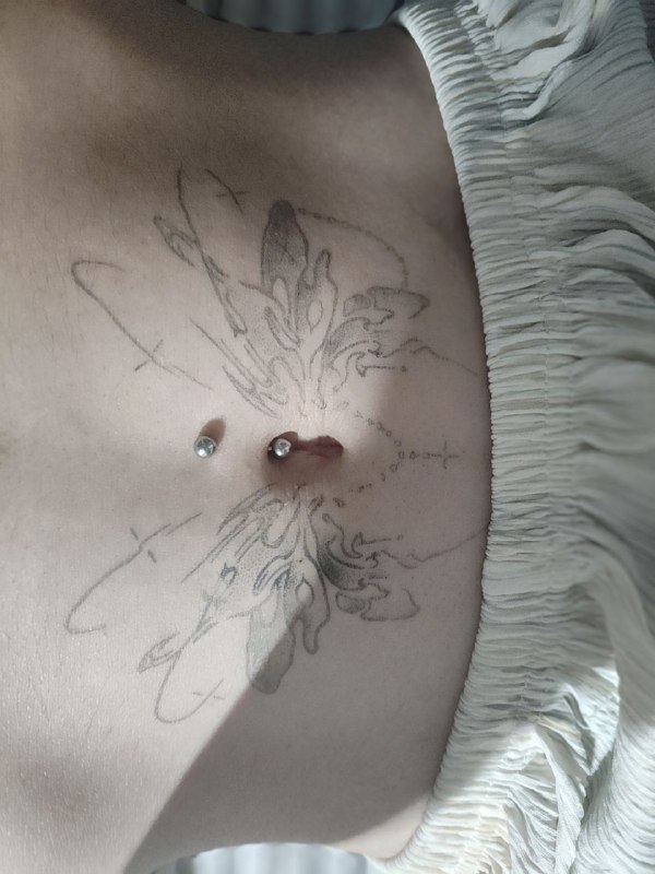 光影打在纹身上，把身体当成画布#脐钉 #肚脐